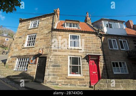 Case in pietra a Martins Row, Robin Hood's Bay, North Yorkshire, Inghilterra, Regno Unito Foto Stock