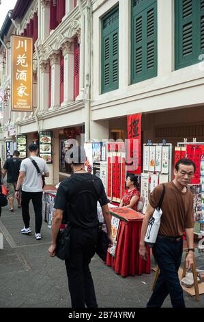 10.01.2020, Singapore, Repubblica di Singapore, Asia - uno stand di strada nel quartiere di Chinatown di Singapore vende striscioni e rotoli con congratulazioni individuali e benedizioni per il prossimo anno Cinese, sotto forma di calligrafia spazzolata a mano. [traduzione automatica] Foto Stock