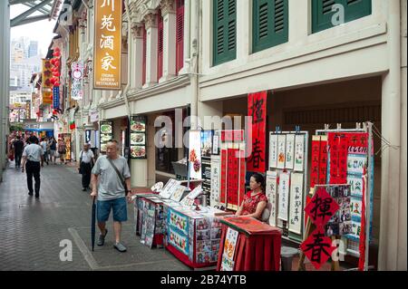 10.01.2020, Singapore, Repubblica di Singapore, Asia - uno stand di strada nel quartiere di Chinatown di Singapore vende striscioni e rotoli con congratulazioni individuali e benedizioni per il prossimo anno Cinese, sotto forma di calligrafia spazzolata a mano. [traduzione automatica] Foto Stock