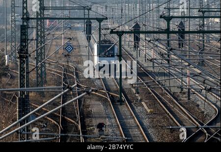 Sistemi di binario e linee aeree della Deutsche Bahn. Nei prossimi 10 anni, 86 miliardi di euro saranno investiti nella rete ferroviaria tedesca della Deutsche Bahn - sistemi di binario e linee aeree della Deutsche Bahn. Nei prossimi 10 anni, 86 miliardi di euro saranno investiti nella rete ferroviaria tedesca della Deutsche Bahn. [traduzione automatica] Foto Stock