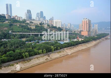 04.08.2012, Chongqing, Cina, Asia - una vista elevata della città sulle rive del fiume Yangtze. La megacità si trova alla confluenza di due canali principali, il fiume Yangtze e il fiume Jialing, ed è una delle metropoli in più rapida crescita al mondo. [traduzione automatica] Foto Stock