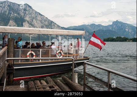 17.06.2019, Altmuenster, Oberoesterreich, Austria, Europa - i turisti intraprendono un piccolo giro in barca sul Traunsee con il Traunstein sullo sfondo. [traduzione automatica] Foto Stock