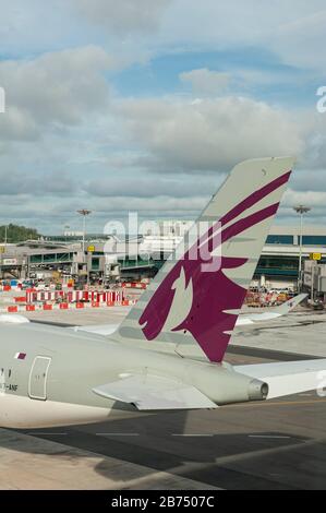 19.12.2019, Singapore, Repubblica di Singapore, Asia - un aereo passeggeri Qatar Airways Airbus A350-1000 all'Aeroporto di Changi. Qatar Airways è membro della One World Airline Alliance. [traduzione automatica] Foto Stock