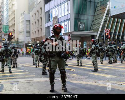 I manifestanti bloccano il distretto centrale, la principale area finanziaria di Hong Kong dopo che la polizia ha ucciso un bambino il 11 novembre 2019. Foto Stock
