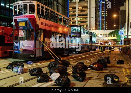 I manifestanti bloccano il distretto centrale, la principale area finanziaria di Hong Kong dopo che la polizia ha ucciso un bambino il 11 novembre 2019. Foto Stock