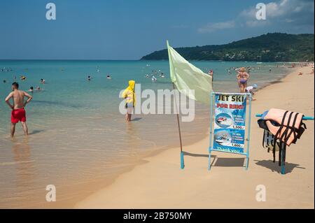 18.11.2019, Phuket, Thailandia, Asia - i turisti godono di sole, sabbia e mare a Karon Beach, una destinazione popolare per i turisti russi. [traduzione automatica] Foto Stock
