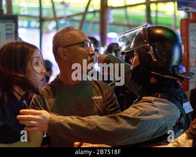 I manifestanti a Yuen Long si levano in piedi con la polizia a Hong Kong. Foto Stock