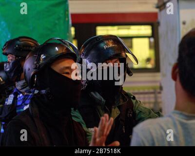 I manifestanti a Yuen Long si levano in piedi con la polizia a Hong Kong. Foto Stock