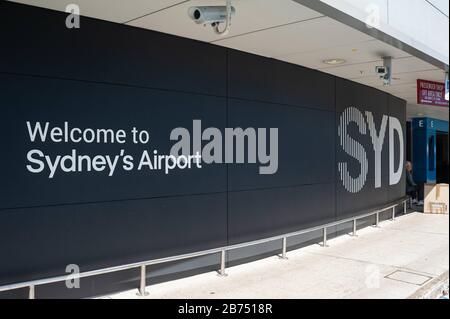 28.09.2019, Sydney, nuovo Galles del Sud, Australia - Benvenuti all'aeroporto di Sydney è scritto in lettere grandi al terminal dell'area di partenza accanto alle fermate degli autobus sulla strada di accesso. [traduzione automatica] Foto Stock