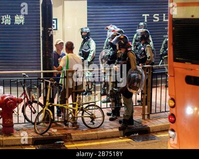 I manifestanti a Yuen Long si levano in piedi con la polizia a Hong Kong. Foto Stock