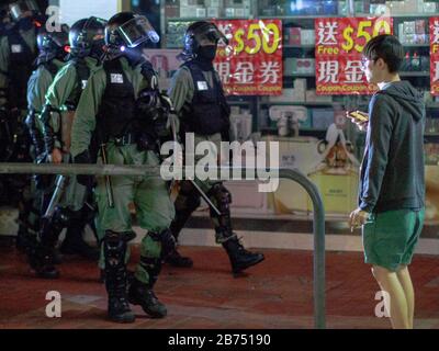 I manifestanti a Yuen Long si levano in piedi con la polizia a Hong Kong. Foto Stock