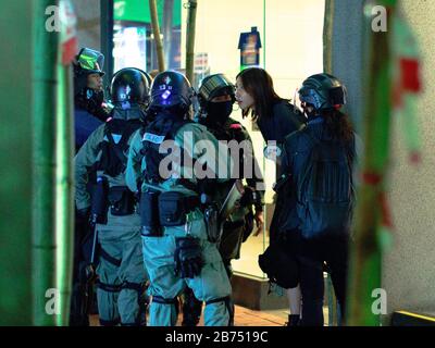 La polizia ha detenuta una donna a causa di un'assemblea illegale. I manifestanti a Yuen Long si levano in piedi con la polizia a Hong Kong. Foto Stock