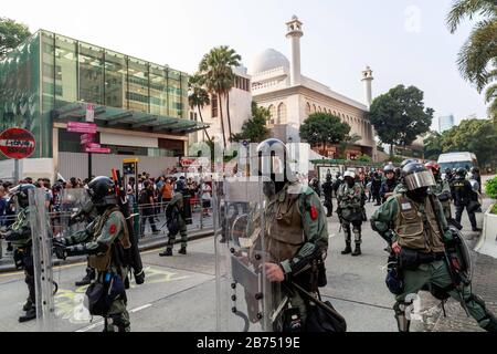 I manifestanti anti anti anti-governativi si scontrano con la polizia a Tsim Sha Tsui durante un rally. La polizia poi usa gas lacrimogeni, spray al pepe e cannone d'acqua per disperdere la folla. Foto Stock