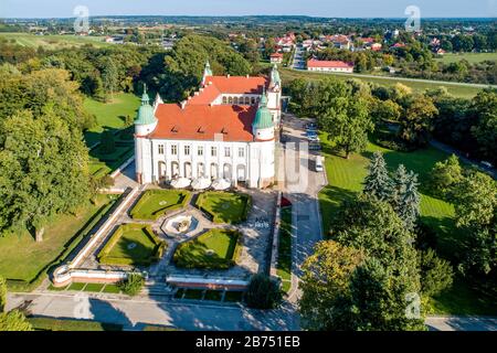 Castello rinascimentale, palazzo e parco a Baranow Sandomierski in Polonia, spesso chiamato "Little Wawel". Vista aerea. Foto Stock