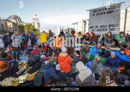 Blocco del ponte Marshall al Reichstag da parte del gruppo attivista 'rivolta all'estinzione', il 09.11.2019. Centinaia di attivisti ambientali occupavano importanti incroci di traffico a Berlino. Gli attivisti dimostrano con il blocco contro la catastrofe climatica e l'estinzione delle specie. [traduzione automatica] Foto Stock