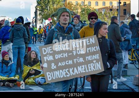 Blocco del ponte Marshall al Reichstag da parte del gruppo attivista 'rivolta all'estinzione', il 09.11.2019. Centinaia di attivisti ambientali occupavano importanti incroci di traffico a Berlino. Gli attivisti dimostrano con il blocco contro la catastrofe climatica e l'estinzione delle specie. [traduzione automatica] Foto Stock