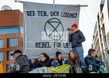 Blocco del ponte Marshall al Reichstag da parte del gruppo attivista 'rivolta all'estinzione', il 09.11.2019. Centinaia di attivisti ambientali occupavano importanti incroci di traffico a Berlino. Gli attivisti dimostrano con il blocco contro la catastrofe climatica e l'estinzione delle specie. [traduzione automatica] Foto Stock