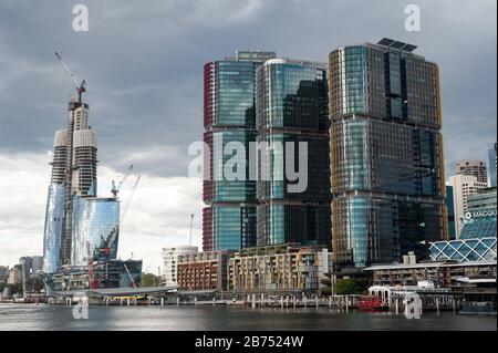 23.09.2019, Sydney, nuovo Galles del Sud, Australia - nuovi grattacieli con il progetto Crown Sydney ancora in costruzione e le International Towers a Barangaroo South a Darling Harbour. [traduzione automatica] Foto Stock