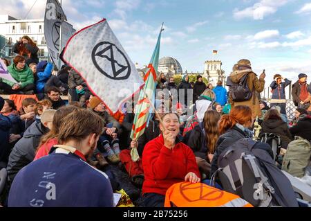 Blocco del ponte Marshall al Reichstag da parte del gruppo attivista 'rivolta all'estinzione', il 09.11.2019. Centinaia di attivisti ambientali occupavano importanti incroci di traffico a Berlino. Gli attivisti dimostrano con il blocco contro la catastrofe climatica e l'estinzione delle specie. [traduzione automatica] Foto Stock