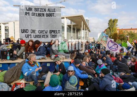 Blocco del ponte Marshall al Reichstag da parte del gruppo attivista 'rivolta all'estinzione', il 09.11.2019. Centinaia di attivisti ambientali occupavano importanti incroci di traffico a Berlino. Gli attivisti dimostrano con il blocco contro la catastrofe climatica e l'estinzione delle specie. [traduzione automatica] Foto Stock