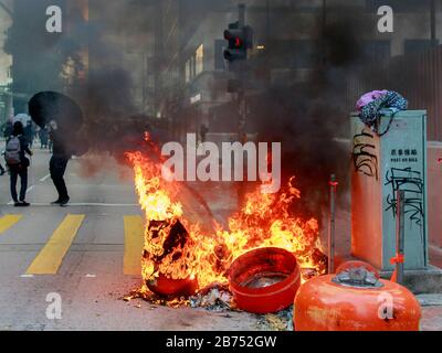 I manifestanti si scontrano violentemente con la polizia anti-sommossa di Hong Kong durante il 70° anniversario della Cina. Foto Stock