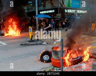 I manifestanti si scontrano violentemente con la polizia anti-sommossa di Hong Kong durante il 70° anniversario della Cina. Foto Stock