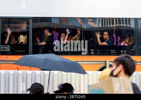 I passeggeri mostrano un gesto con la mano "Cinque richieste" per supportare i manifestanti. I manifestanti si scontrano violentemente con la polizia anti-sommossa di Hong Kong durante il 70° anniversario della Cina. Foto Stock