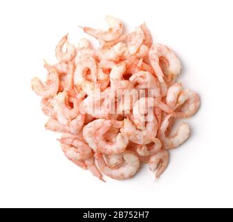 Vista dall'alto dei gamberi sbucciati bolliti isolati su bianco Foto Stock