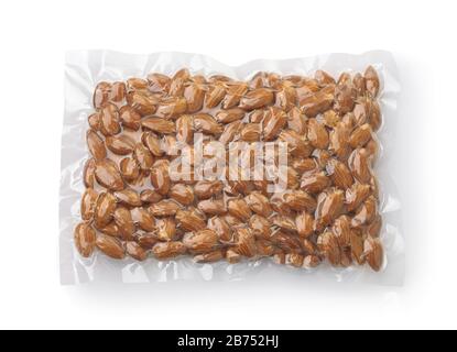 Sacchetto di plastica sottovuoto di mandorle isolate su bianco Foto Stock