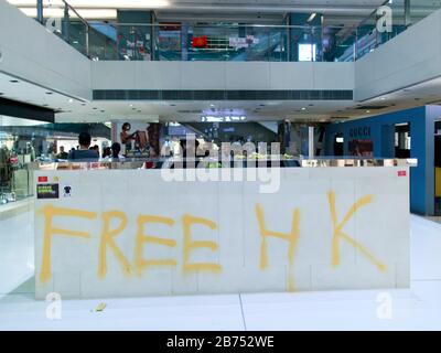 La stazione MTR di Shatin e lo Shatin New Town Plaza sono stati vandalizzati dopo la protesta. I manifestanti sostengono che la MTR è stata cooperata con la polizia. Foto Stock