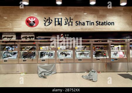 La stazione MTR di Shatin e lo Shatin New Town Plaza sono stati vandalizzati dopo la protesta. I manifestanti sostengono che la MTR è stata cooperata con la polizia. Foto Stock