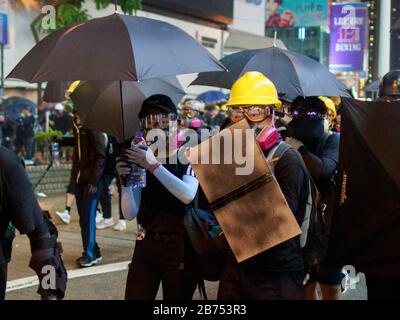 La polizia sopprime i manifestanti anti anti-governativi con violenza a Hong Kong. Foto Stock