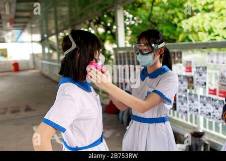 Quattro studenti delle scuole secondarie formano una catena umana per sostenere uno studente arrestato dalla polizia il 3 settembre 2019. Foto Stock