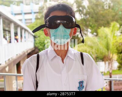 Quattro studenti delle scuole secondarie formano una catena umana per sostenere uno studente arrestato dalla polizia il 3 settembre 2019. Foto Stock