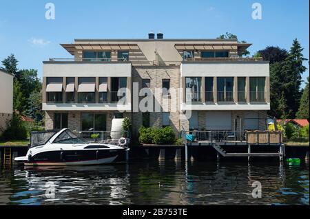 13.06.2019, Berlino, Germania, Europa - Appartamenti di lusso esclusivi sulle rive del porto di Tegeler Fliess e Tegel sull'isola di Humboldt a Tegel. [traduzione automatica] Foto Stock