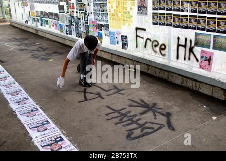 Quattro studenti delle scuole secondarie formano una catena umana per sostenere uno studente arrestato dalla polizia il 3 settembre 2019. Foto Stock