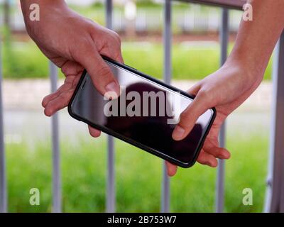 Quattro studenti delle scuole secondarie formano una catena umana per sostenere uno studente arrestato dalla polizia il 3 settembre 2019. Foto Stock