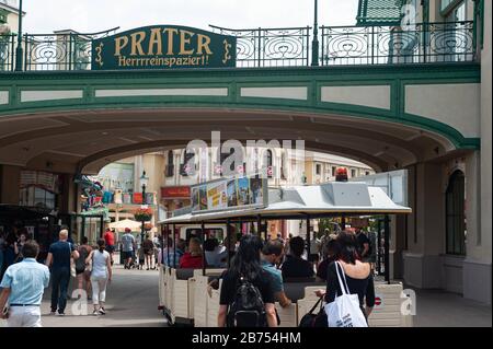 16.06.2019, Vienna, Austria, Europa - i visitatori camminano attraverso l'ingresso del Vienna Prater Kirmes [traduzione automatica] Foto Stock