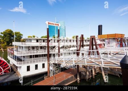 Il Delta King paddle boat ora un ristorante e un hotel, ormeggiato al molo della Città Vecchia, Sacramento, California, Stati Uniti. Foto Stock