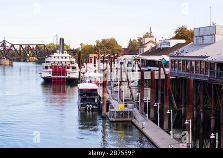 Il Delta King paddle boat ora un ristorante e un hotel, ormeggiato al molo della Città Vecchia, Sacramento, California, Stati Uniti. Foto Stock