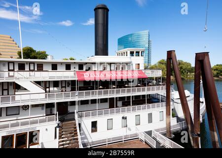 Il Delta King paddle boat ora un ristorante e un hotel, ormeggiato al molo della Città Vecchia, Sacramento, California, Stati Uniti. Foto Stock