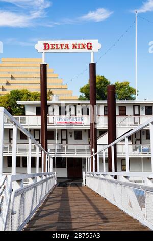 Il Delta King paddle boat ora un ristorante e un hotel, ormeggiato al molo della Città Vecchia, Sacramento, California, Stati Uniti. Foto Stock