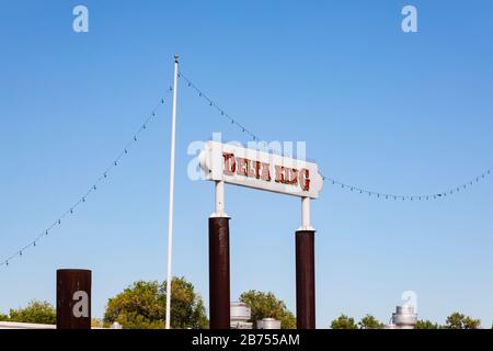 Il Delta King paddle boat ora un ristorante e un hotel, ormeggiato al molo della Città Vecchia, Sacramento, California, Stati Uniti. Foto Stock