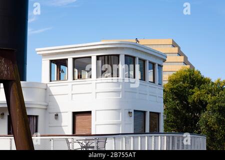 La timoneria del Delta King paddle boat ora un ristorante e un hotel, ormeggiato al molo della Città Vecchia, Sacramento, California, Stati Uniti. Foto Stock