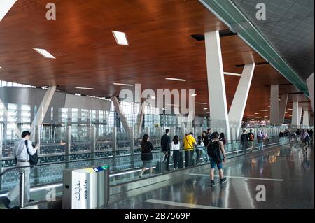 05.06.2019, Doha, Qatar - passeggeri all'Aeroporto Internazionale di Hamad. [traduzione automatica] Foto Stock