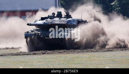 Leopard 2A6 serbatoio di battaglia principale durante una dimostrazione nella caserma Julius Leber, Berlino. [traduzione automatica] Foto Stock