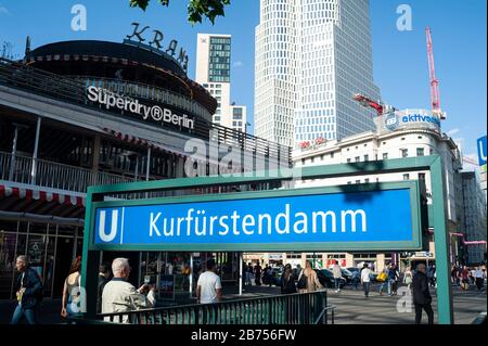 08.06.2019, Berlino, Germania, Europa - una strada con la stazione della metropolitana e Kranzler Eck a Kurfuerstendamm a Berlino-Charlottenburg. Sullo sfondo la Torre Ovest superiore si innalza verso il cielo. [traduzione automatica] Foto Stock