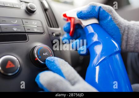 Pulizia dettagliata degli interni moderni dell'auto. Tema automobilistico. Prova del climatizzatore. Foto Stock