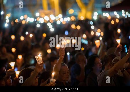 I partecipanti partecipano alla veglia annuale a lume di candela che commemorava il 30° anniversario del massacro di Piazza Tiananmen del 1989 a Victoria Park A Hong Kong, Cina, 4 giugno 2019. Foto Stock