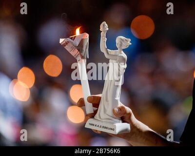 I partecipanti partecipano alla veglia annuale a lume di candela che commemorava il 30° anniversario del massacro di Piazza Tiananmen del 1989 a Victoria Park A Hong Kong, Cina, 4 giugno 2019. Foto Stock